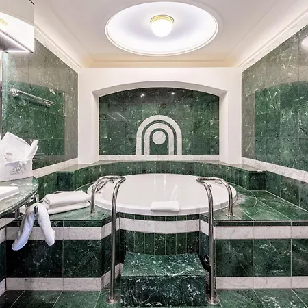 Grandhotel Pupp מלון 5*